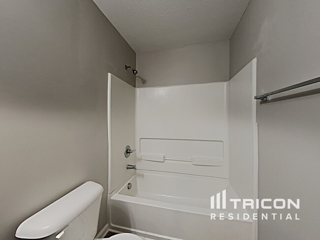 Building Photo - 887 Brookshire Dr