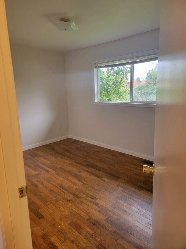 Building Photo - 10617 Westwood Dr SW