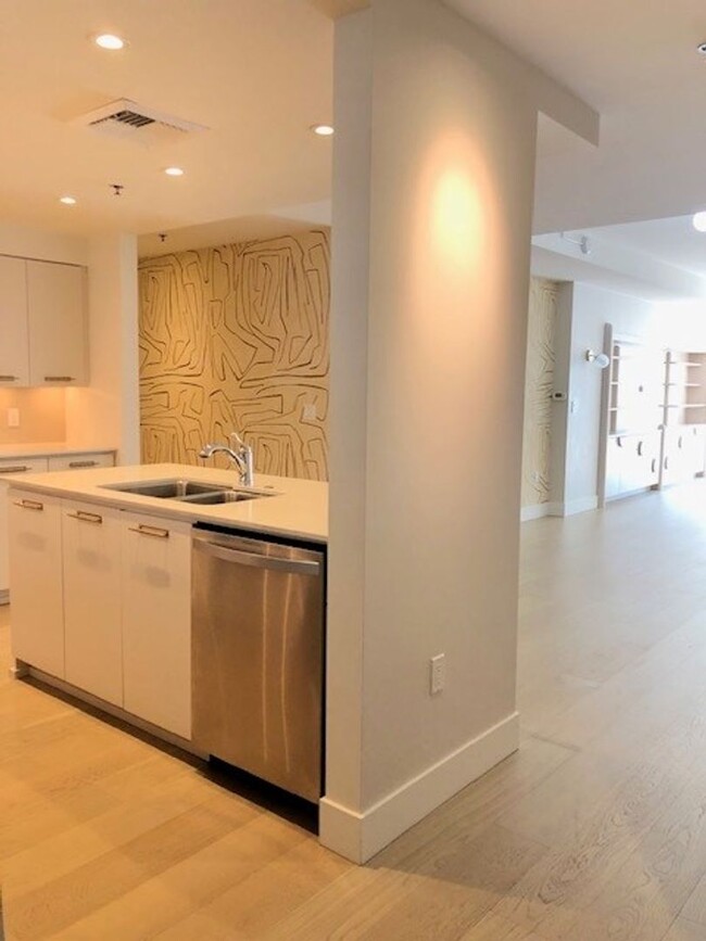 Building Photo - Rare luxurious 3 bedroom condo on the wate...