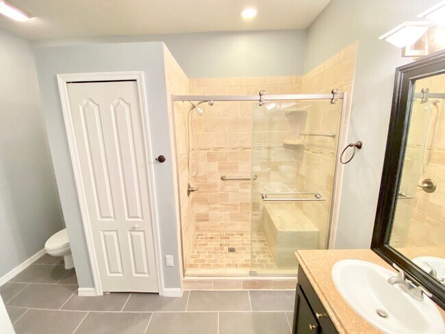 Building Photo - Beautiful Lake View Home in Waterside Estate!