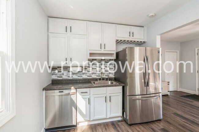 Building Photo - COZY RANCH!! 2 Bedroom, 1 Bathroom Home in Des Moines