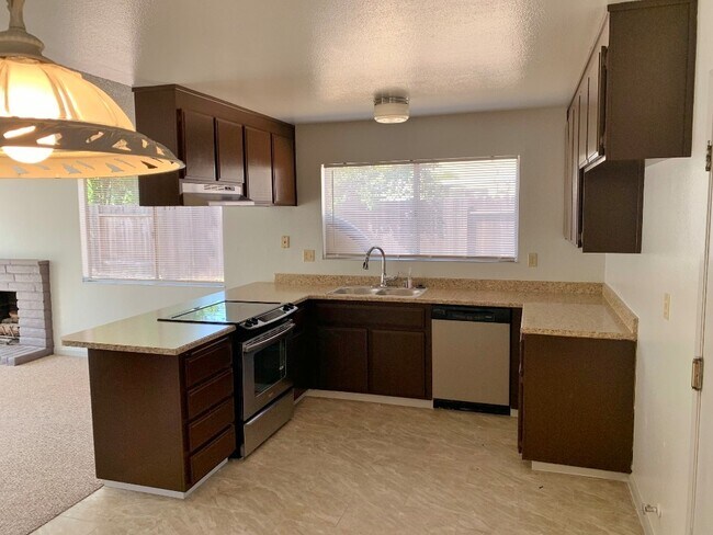 Building Photo - 3 Bedroom One Story Corner Lot Dixon *STAR...
