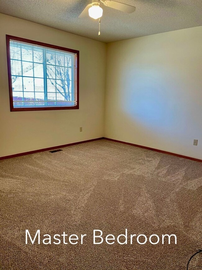 Building Photo - 720 Deerfield Cir