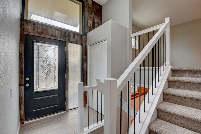 Building Photo - 4 bedroom, 2 bath home with 2 car garage, with mountain views