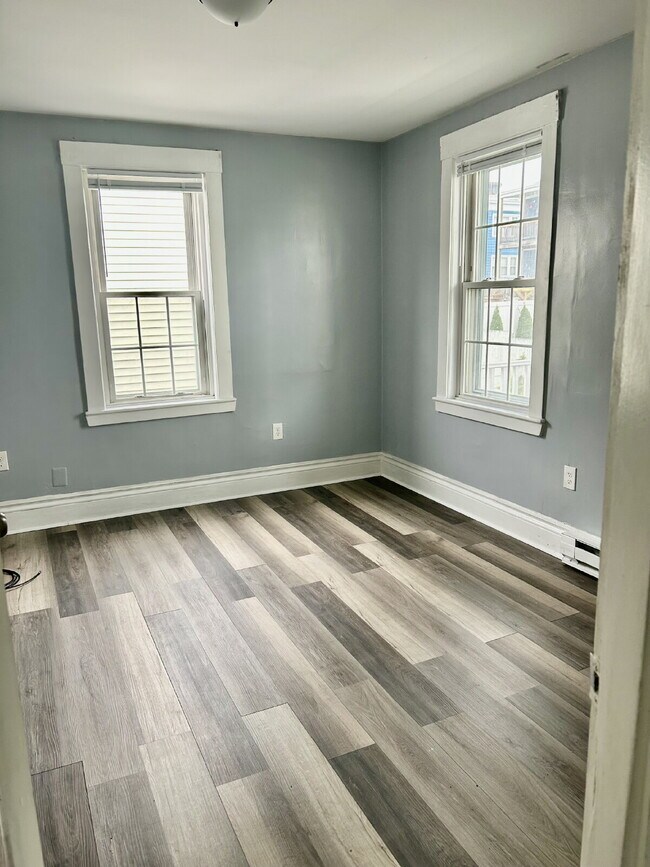 Building Photo - Available Now! Cozy and Modern 4 bed 1 bath unit on Congress Avenue