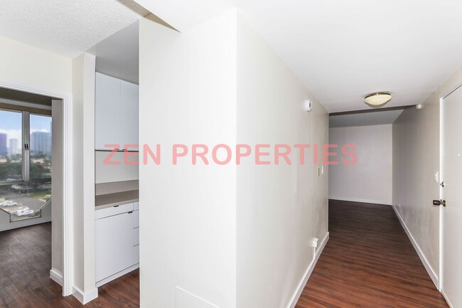 Building Photo - 2 bedroom, 2 bath & 1 parking for rent at Royal Court