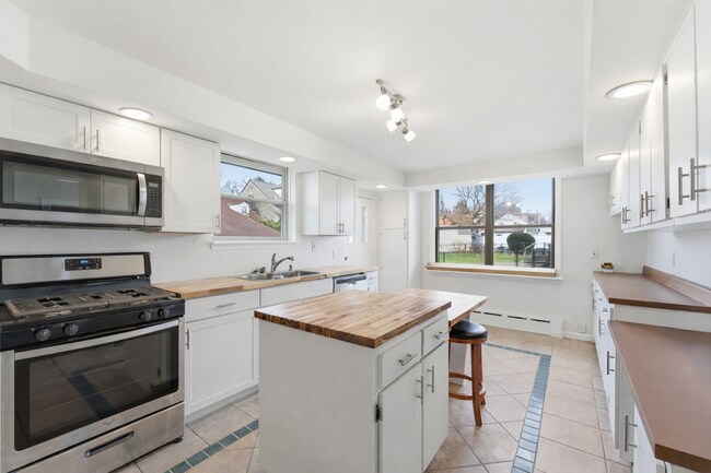 Building Photo - Beautiful, Newly Updated 3 Bedroom/1.5 Bath on quiet street near Pittsburgh's North side. AVAILAB...