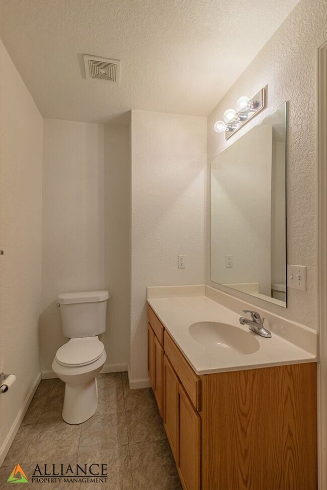 Building Photo - Balcony & Walkout Basement!