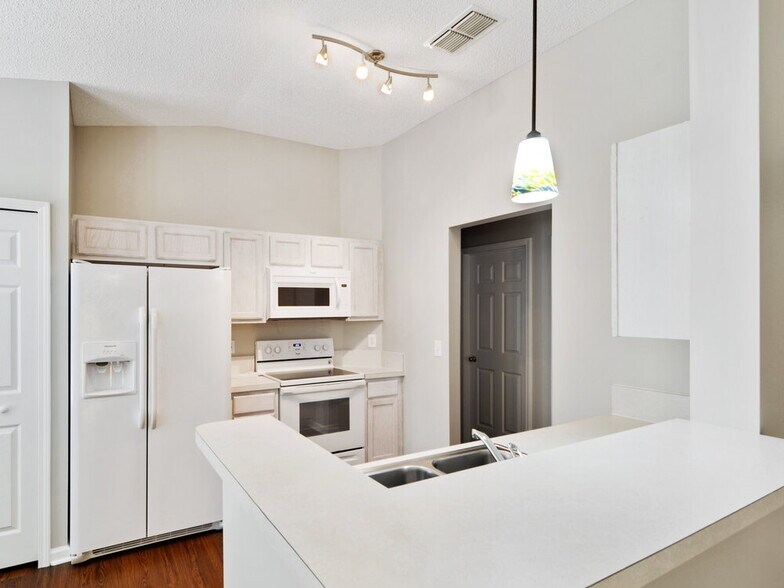 Building Photo - 1953 Longneedle Lane