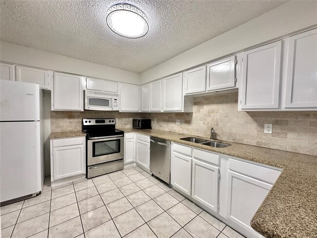 Building Photo - 6115 Briar Terrace Dr