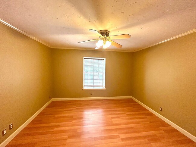 Building Photo - MOVE IN SPECIAL Upstairs Condo with Premium Amenities & Hardwood Floors!