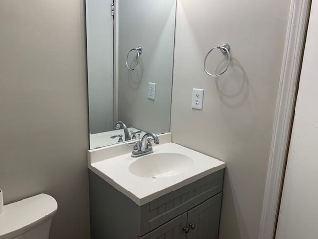 Building Photo - Cute cottage convenient to Chapel Hill and...