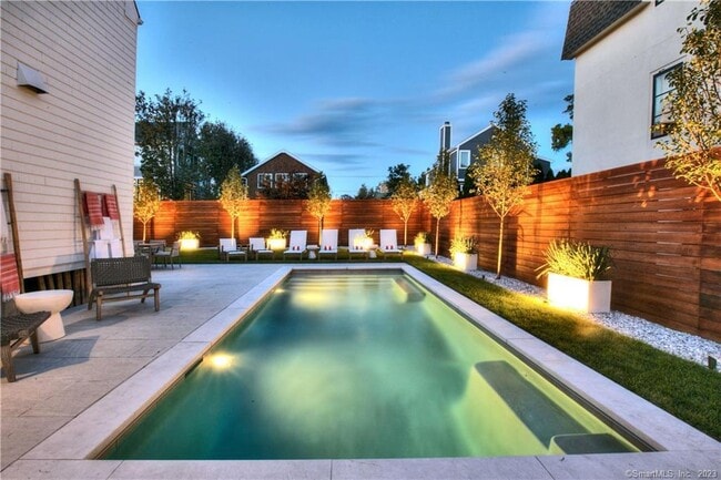 Building Photo - 18 Danbury Ave