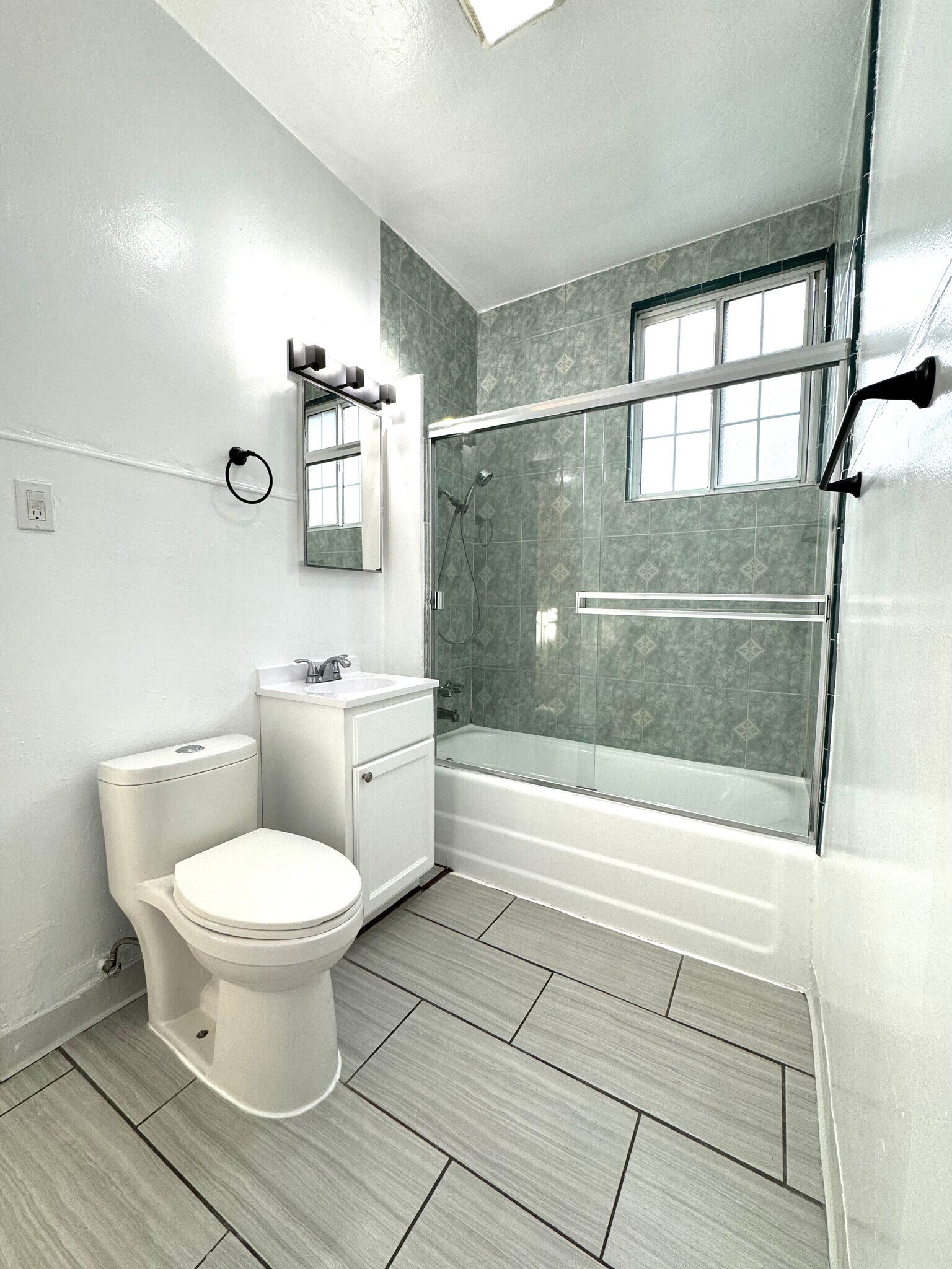 Bath 5.5 x 7 - 534 E 19th St