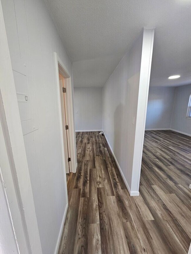 Building Photo - 2BD/1BA Unit in Newton!