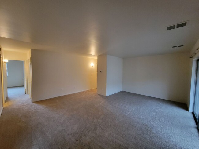 Building Photo - Charming 2 BR/1 BA Condo in Silver Spring!