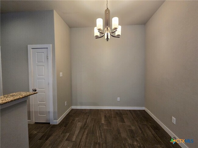 Building Photo - 526 Creekside Frst
