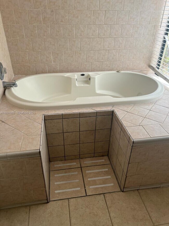 Building Photo - 641 Executive Center Dr