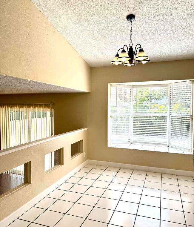 Building Photo - 18292 Clear Brook Cir