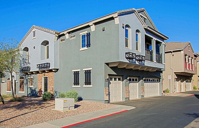 Building Photo - 2402 E 5th St