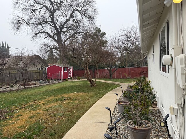 Building Photo - Adorable 3 bedroom 1.5 bath home garden setting