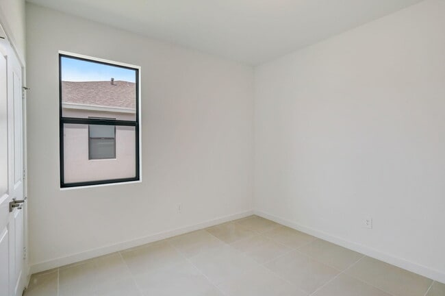 Building Photo - 5946 SE Sky Blue Cir