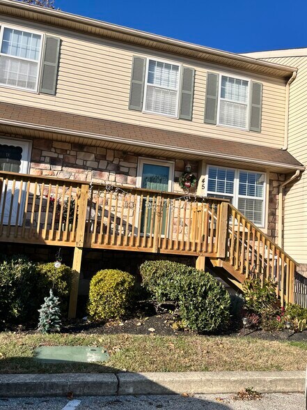 Primary Photo - 7925 Ridge Ave