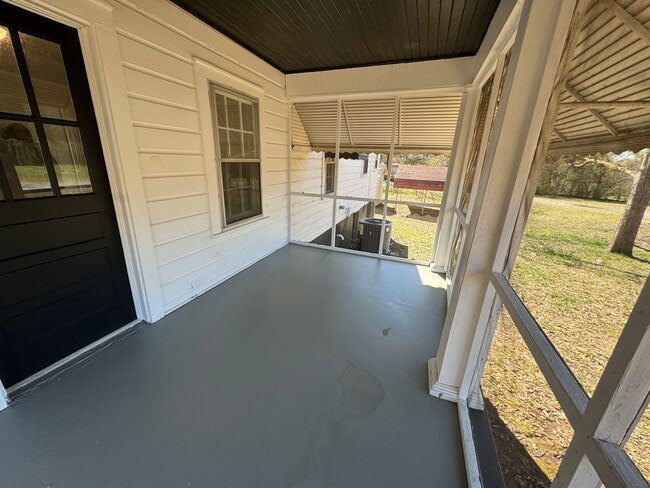 Building Photo - 2 Bedrooms, 1 Bathroom with a Bonus Room -...