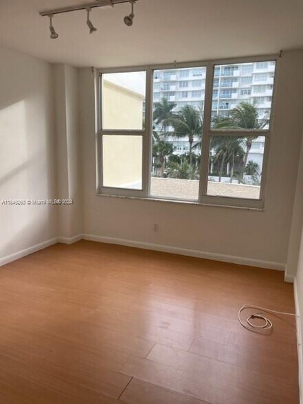 Building Photo - 5600 Collins Ave