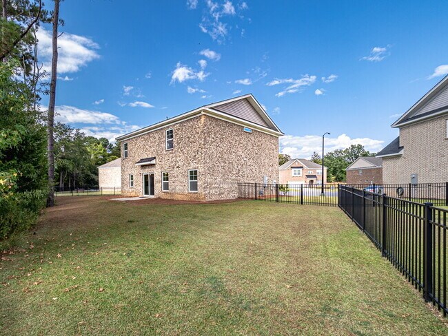 Building Photo - Like new and available now!