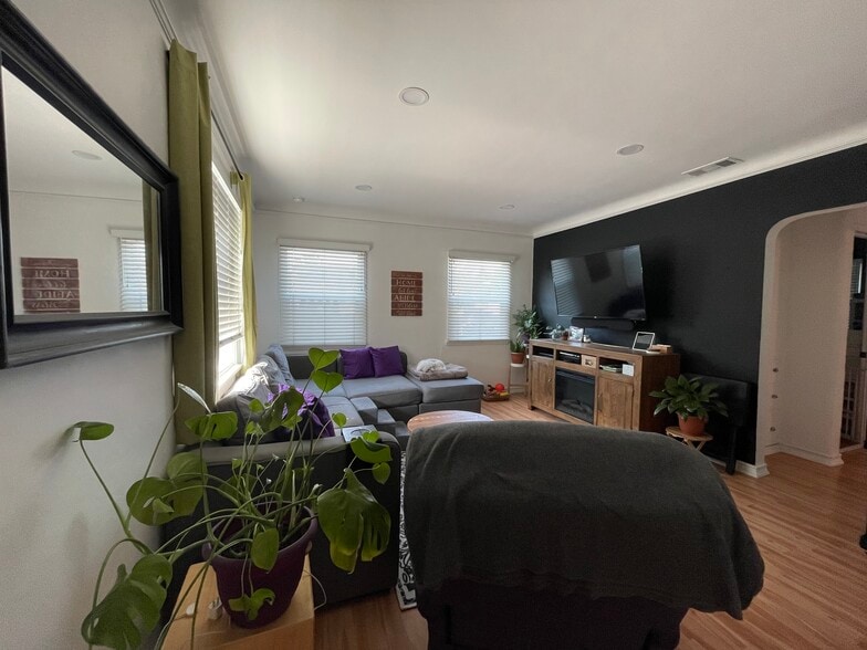 Building Photo - 2348 Warwick Ave