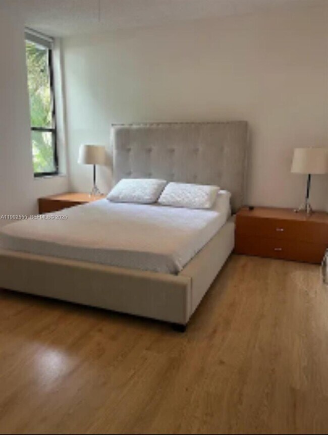 Building Photo - 830 NE 199th St