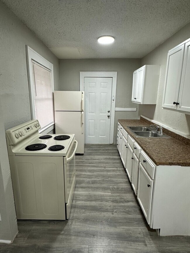 Building Photo - 3 bedrooms 1 Full bathroom. The house is v...