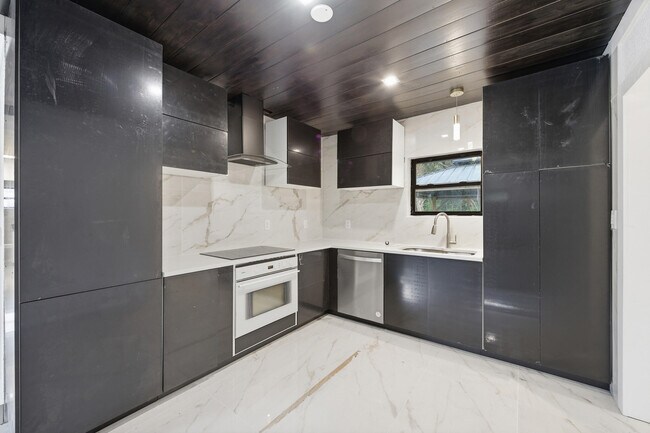 Building Photo - 2529 Rainbow Dr