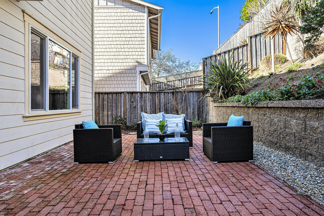 Building Photo - 203 Seacliff Way
