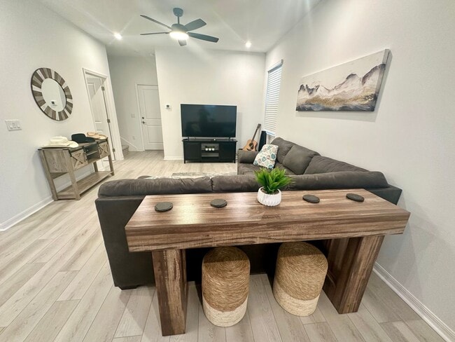 Building Photo - Looking for clean and responsible roommate