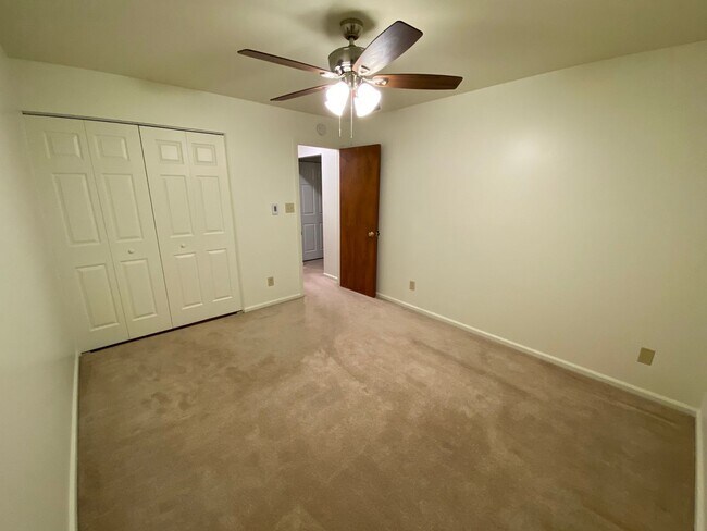 Building Photo - Modern 2 Bedroom 1 Bath Apartment on 2nd Floor!