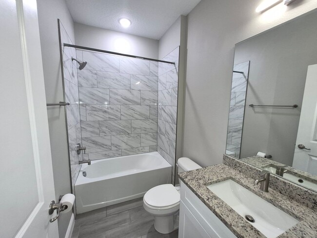 Building Photo - 642 Desmoines Ct
