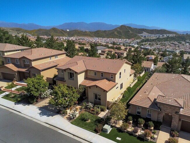 Building Photo - Immaculate 5-Bedroom Executive Home in Desirable Plum Canyon