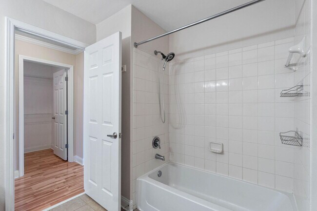 Building Photo - 747 Majestic Dr