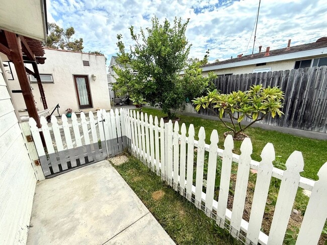 Building Photo - 3 units