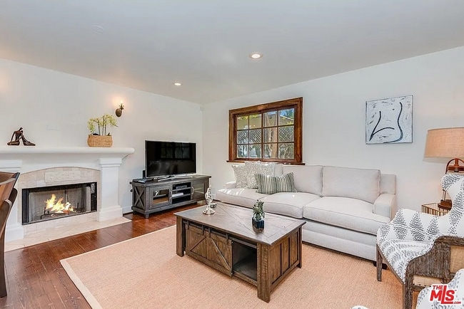 Building Photo - 835 N Sycamore Ave