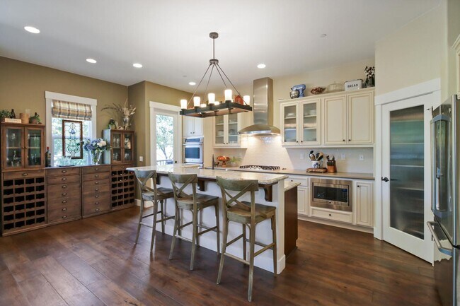 Building Photo - 4 Bed / 3.5 Bath | Crocker Village Brownst...