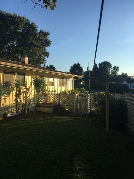 Building Photo - 463 Lawnview Cir