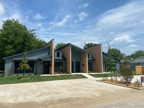 Building Photo - 207 E 3rd St