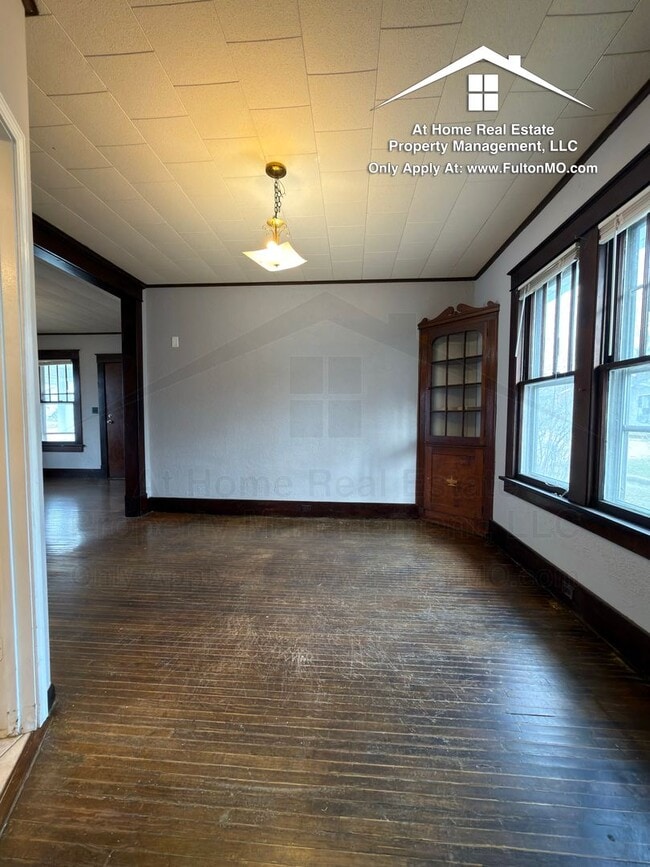 Building Photo - 302 W 6th St