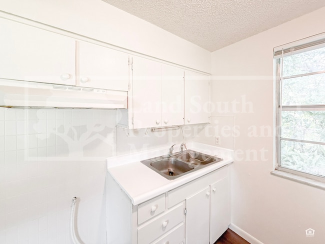 Building Photo - 1030 Lakewood Ct