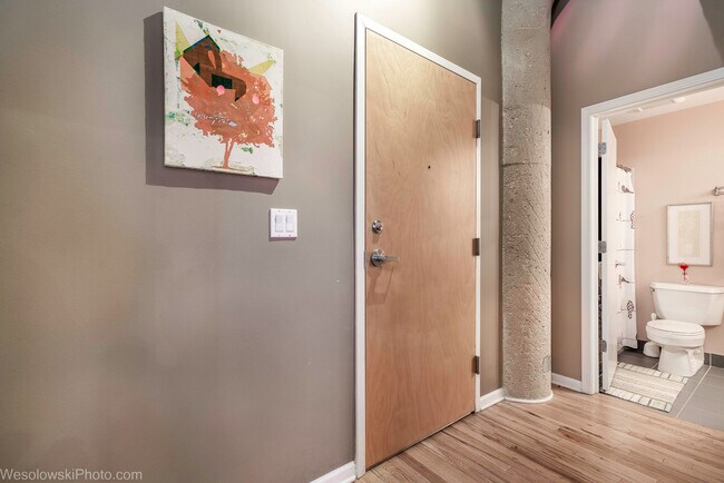 Building Photo - 758 N Larrabee St