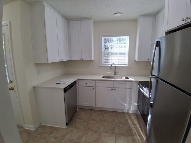 Building Photo - 3BD/2.5 BA Townhome