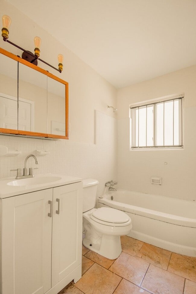 Building Photo - VOUCHERS ACCEPTED!!  Fully Updated 3BR/1B ...